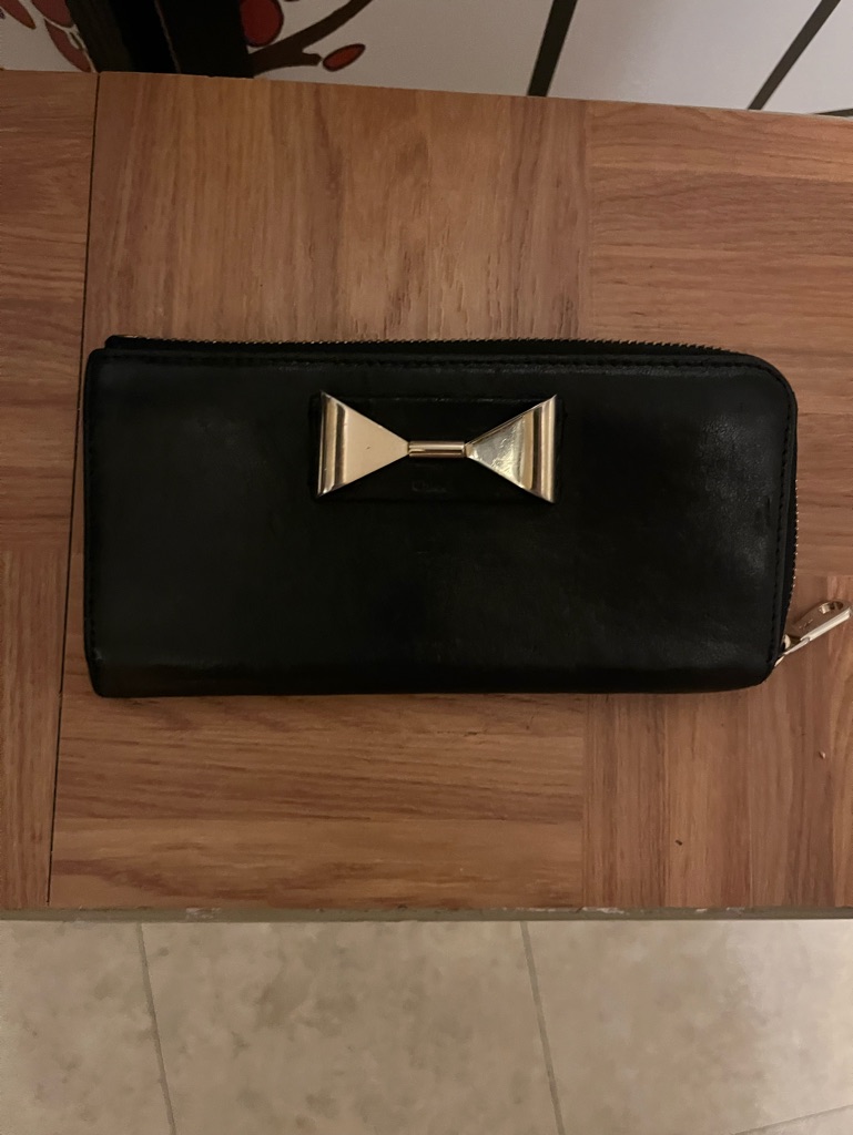 Chloe Black Lether Wallet With Gold Bow Zip Around